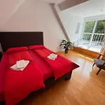 Messe, Uniklinikum, Grugapark - Charmante Wohnung Mit Dachterrasse In Guter Lage